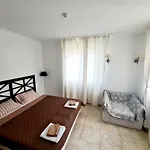 Almi - The Cliff Apartment Obzor